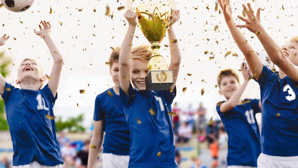 サッカー大会で優勝する画像