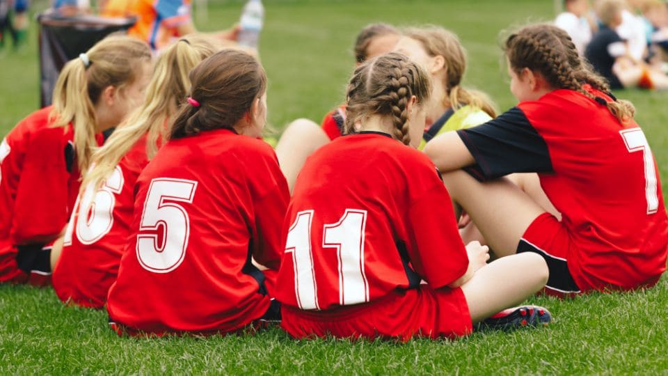 女子サッカーチームでミーティングしている画像