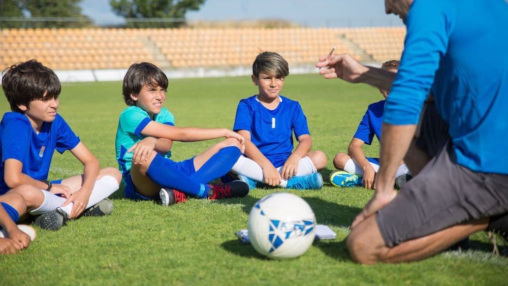 サッカーの説明を受けているイメージ画像